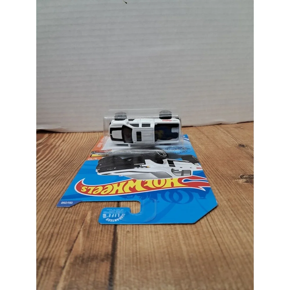 Hot Wheels Hot Trucks Series '19 Chevy Silverado Trail Boss LT 151/250 White